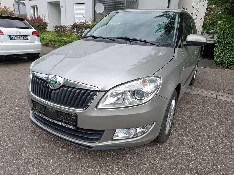 Grau Gebraucht 2011 Skoda Fabia Family Limousine | 3.950 € (Etwas zu teuer) - Bild 1/4