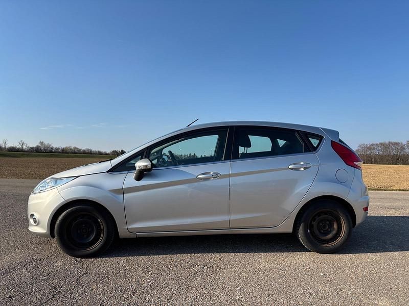 Gebraucht Ford Fiesta Titanium 97 PS (71 kW) 2009 Silber Kleinwagen