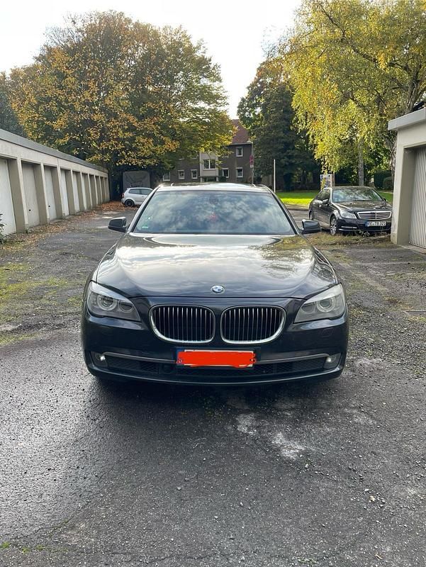 Grau Gebraucht 2008 BMW 730 Limousine | 11.350 € (Fairer Preis) - Bild 1/4