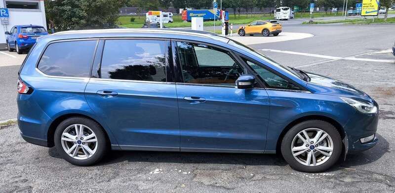 Blau Gebraucht 2018 Ford Galaxy Titanium Van / Kleinbus | 22.990 € (Superpreis) - Bild 1/4
