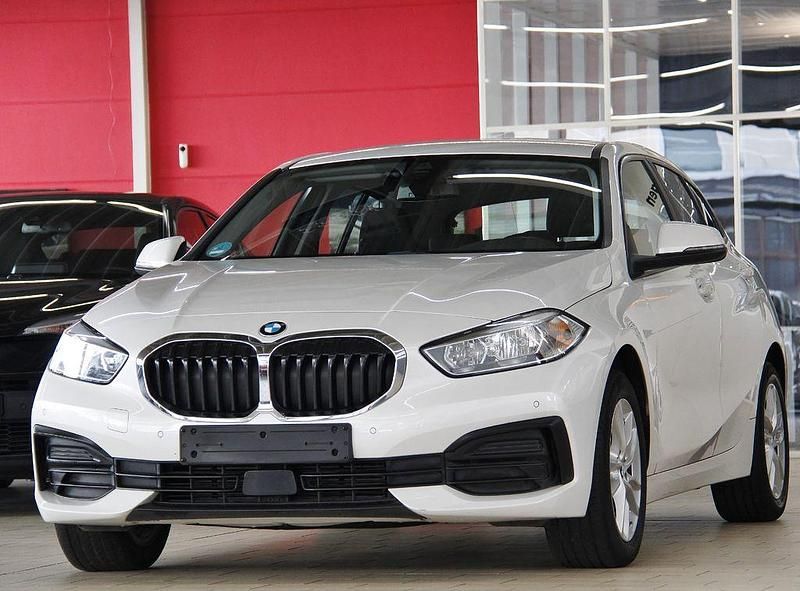 Mineralweiss (metallic) Gebraucht 2019 BMW 116 Advantage Kleinwagen | 17.850 € (Etwas zu teuer) - Bild 1/4
