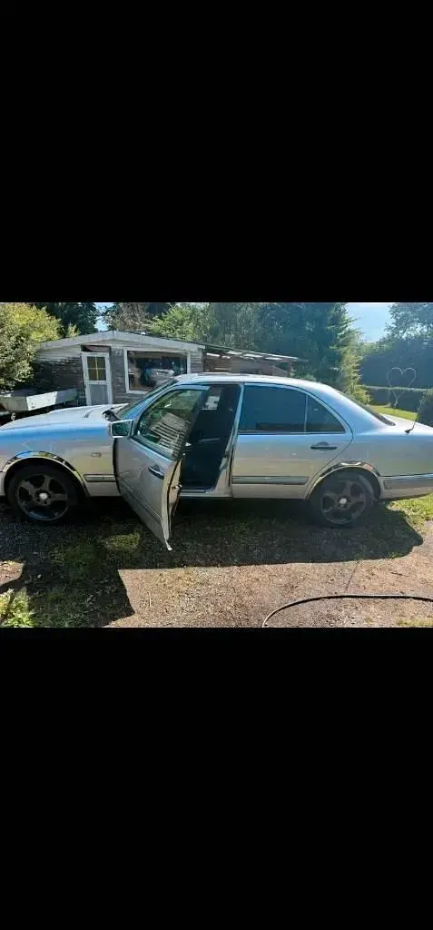 Gebraucht Mercedes E230 150 PS (110 kW) 1995 Silber Limousine