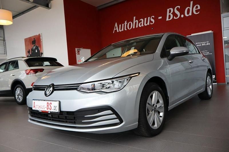 Silber Gebraucht 2023 VW Golf VIII Life Limousine | 22.980 € (Guter Preis) - Bild 1/4