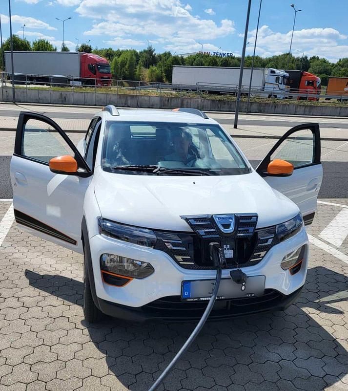 Weiß Gebraucht 2022 Dacia Spring Comfort Plus Kleinwagen | 9.150 € (Guter Preis) - Bild 1/4