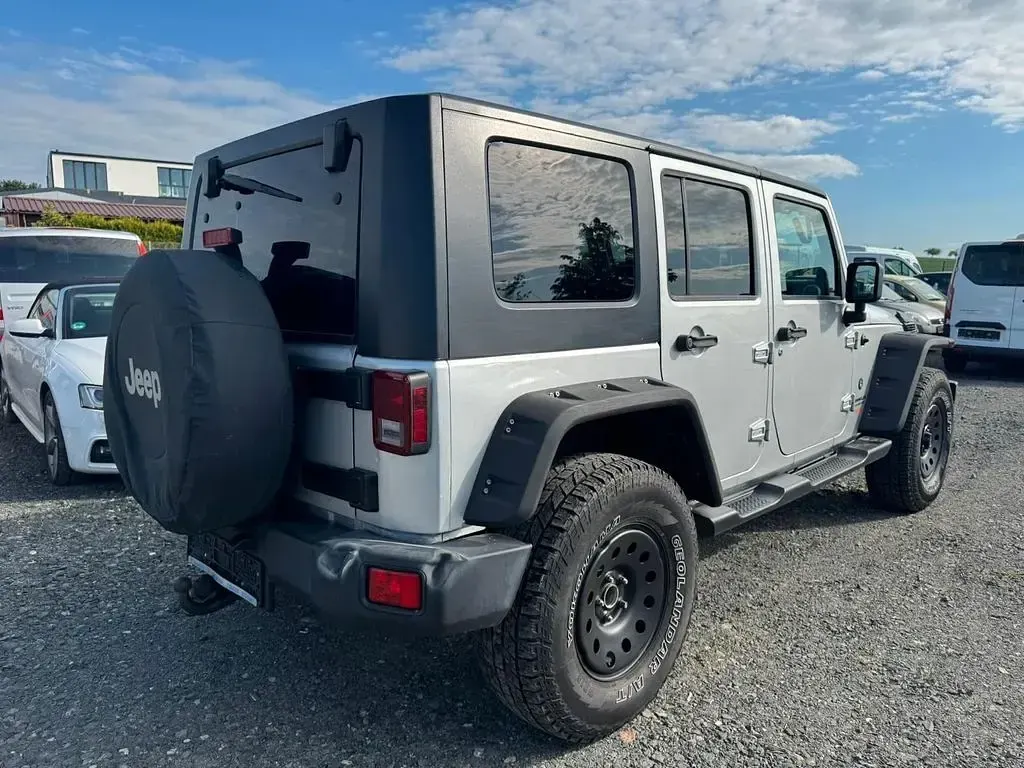 Gebraucht Jeep Wrangler Unlimited Sahara 177 PS (130 kW) 2010 Silber SUV