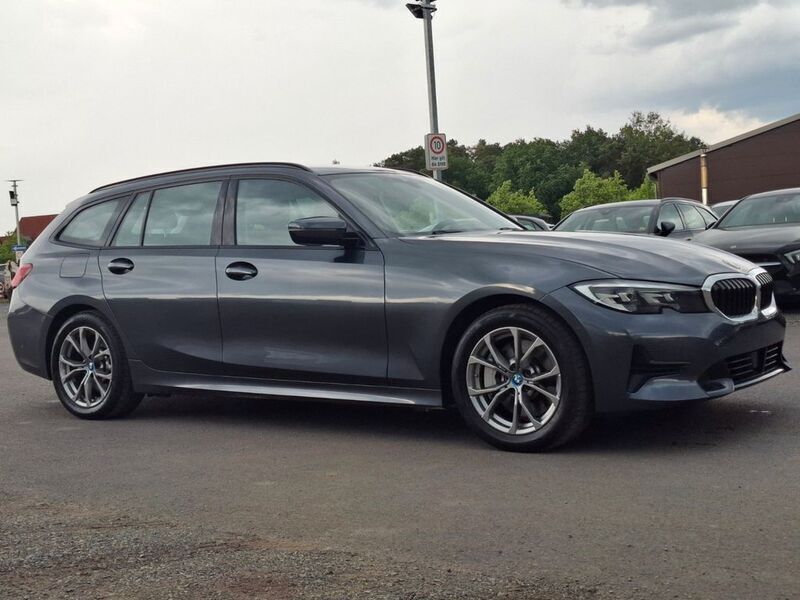 Grau Gebraucht 2021 BMW 330e Sport Line Kombi | 21.999 € (Guter Preis) - Bild 1/4
