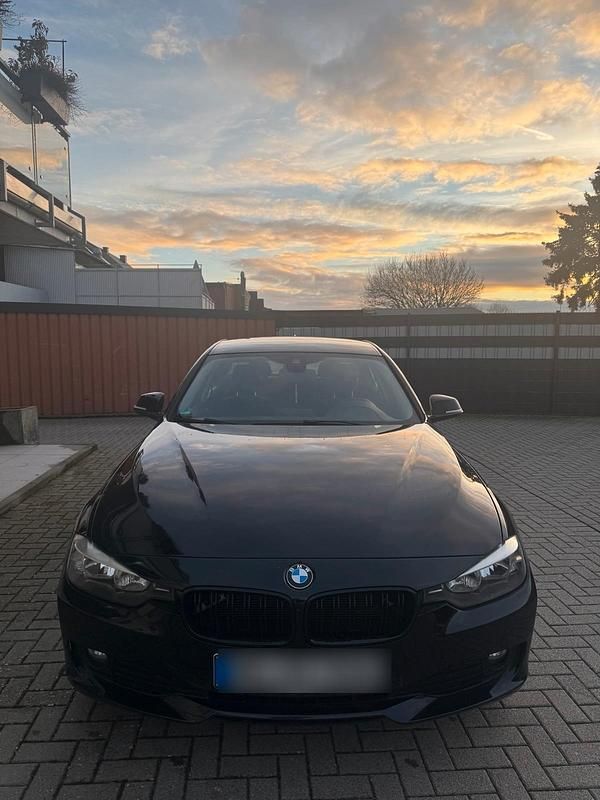 Gebraucht BMW 318 143 PS (105 kW) 2012 Schwarz Limousine