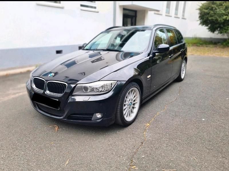 Schwarz Gebraucht 2011 BMW 318 Kombi | 2.900 € (Superpreis) - Bild 1/4