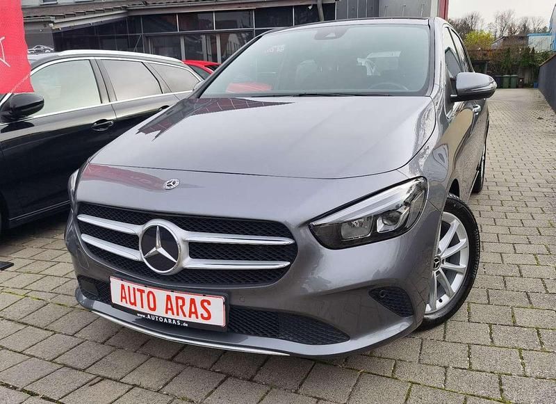 Mountaingrau Gebraucht 2019 Mercedes B180 Van / Kleinbus | 20.999 € (Guter Preis) - Bild 1/4