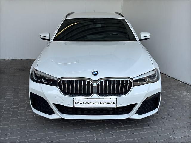 Alpinweiss Gebraucht 2022 BMW 530e M Sport Kombi | 36.899 € (Fairer Preis) - Bild 1/4