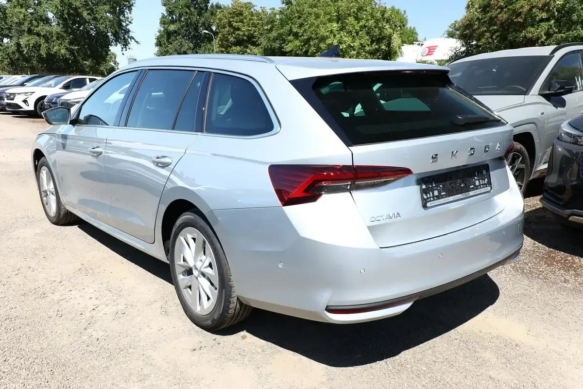 Neu Skoda Octavia Selection 150 PS (110 kW) 2025 Brillantsilber metallic Kombi