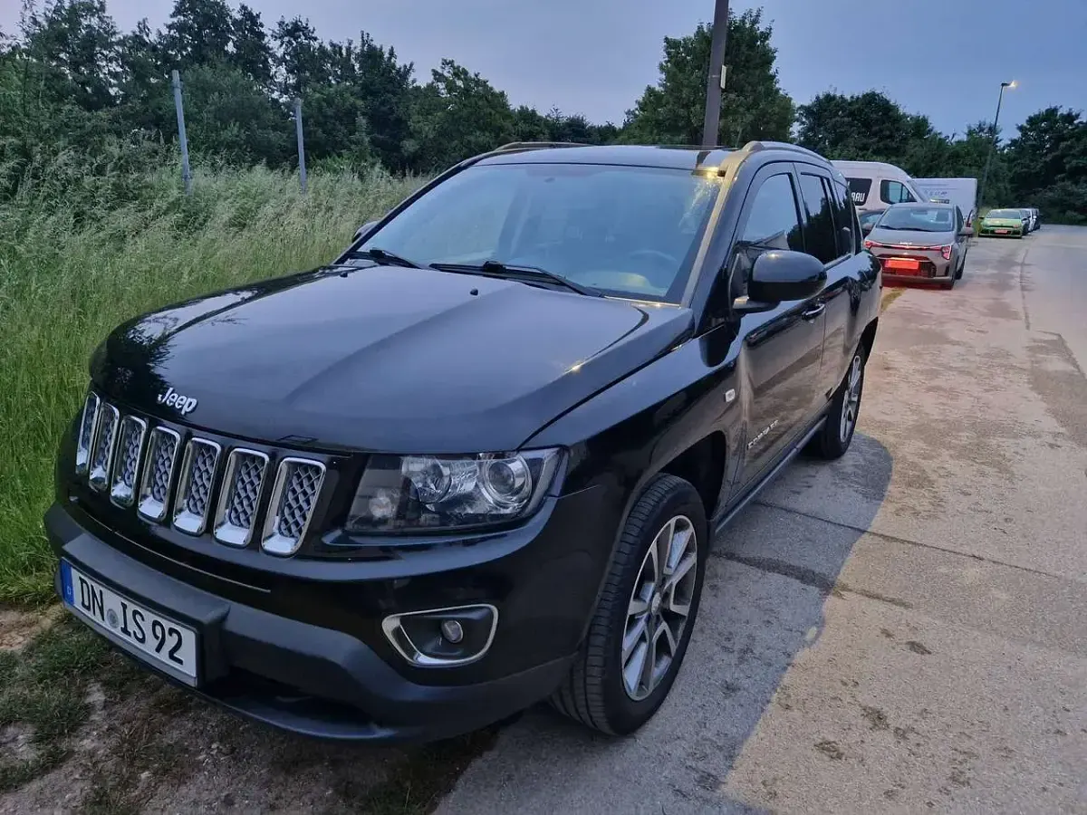 Gebraucht Jeep Compass Limited 136 PS (100 kW) 2014 Schwarz SUV