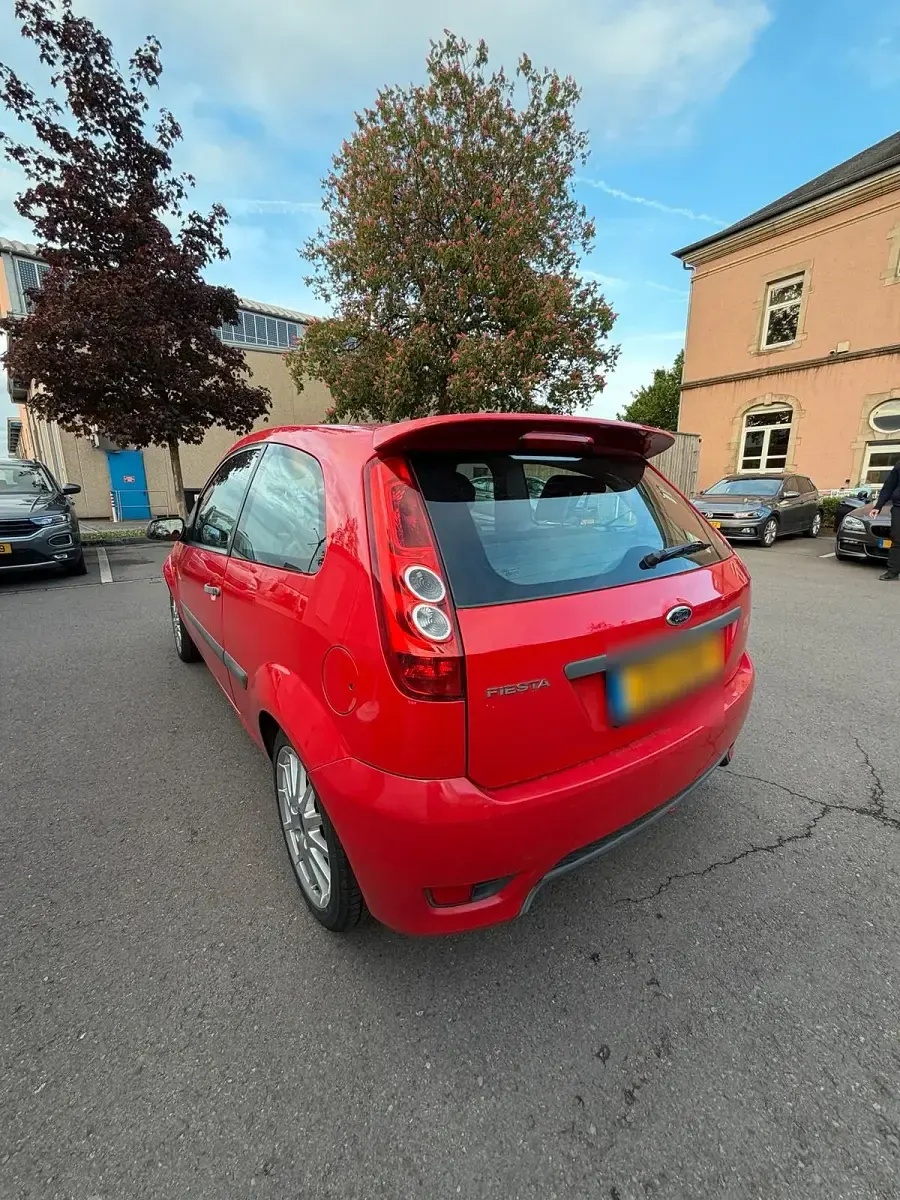 Usata Ford Fiesta 90 CV (66 kW) 2015 Rosso Utilitaria