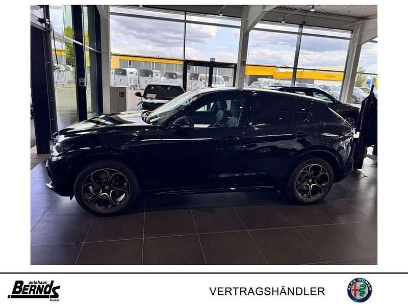 Nero vulcano metallic Neu 2025 Alfa Romeo Stelvio SUV | 65.885 € - Bild 1/4