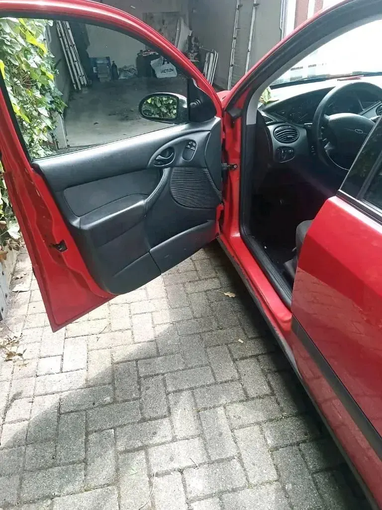 Usado Ford Focus 75 CV (55 kW) 2002 Rojo Familiar