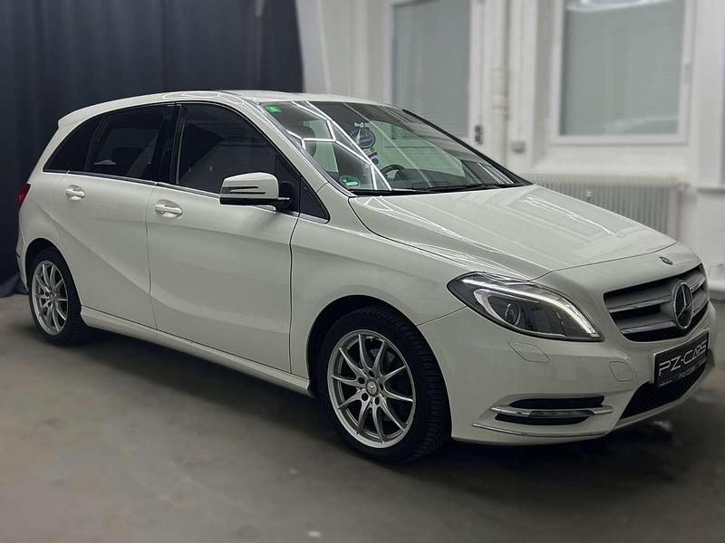 Gebraucht Mercedes B180 122 PS (89 kW) 2012 Weiß Van / Kleinbus