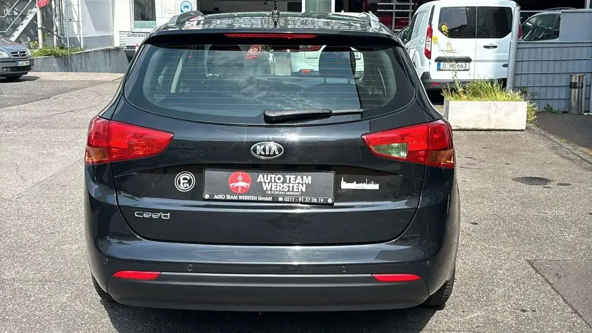 Używany Kia Ceed 99 KM (72 kW) 2014 Czarny Hatchback