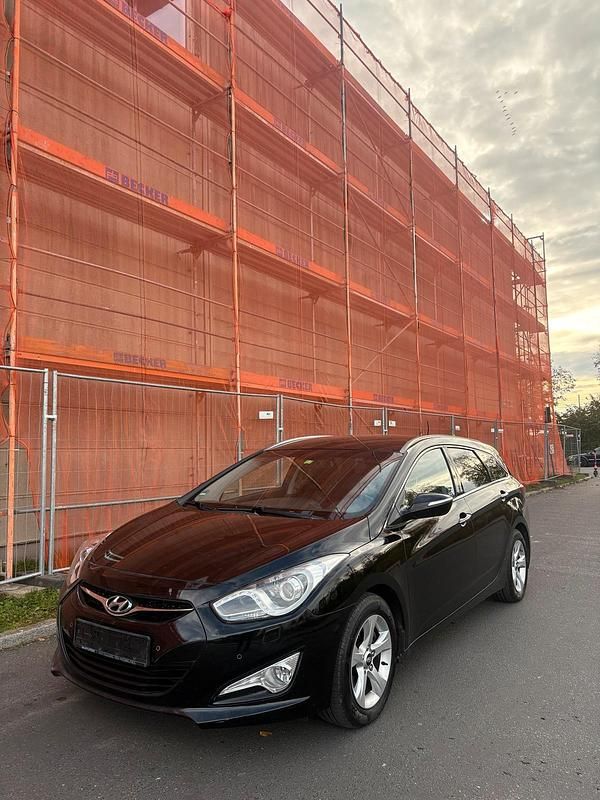 Schwarz Gebraucht 2013 Hyundai i40 Kombi | 6.500 € (Superpreis) - Bild 1/4