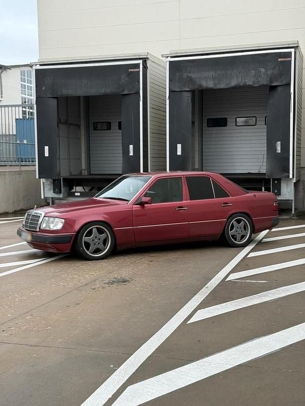 Gebraucht Mercedes E220 150 PS (110 kW) 1993 Andere farben Limousine