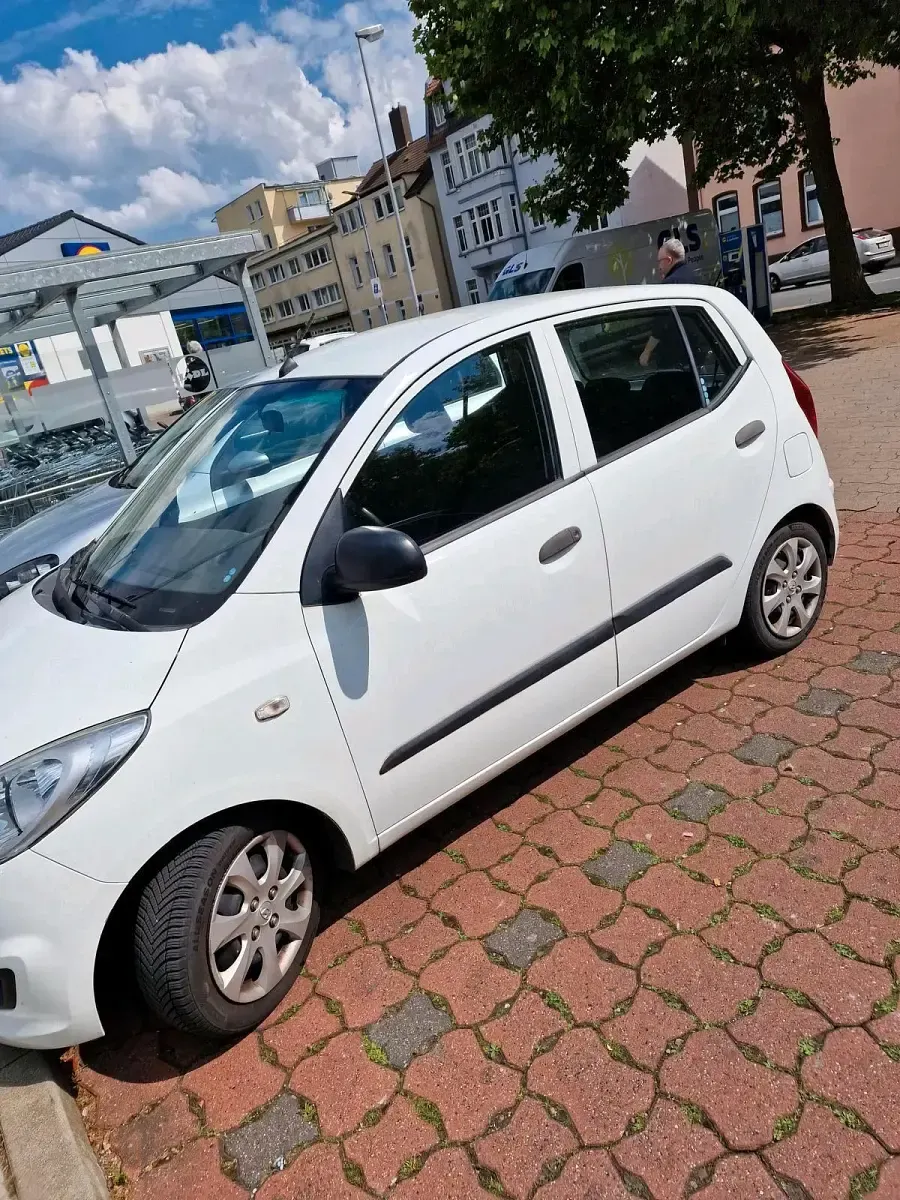 Gebraucht Hyundai i10 69 PS (50 kW) 2012 Weiß Kleinwagen