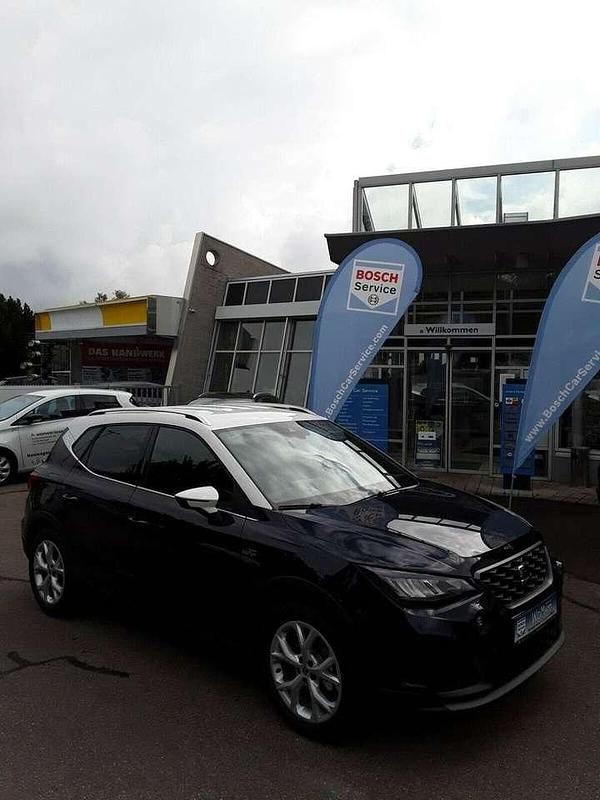 Asphaltblau/dach weiss Gebraucht 2021 Seat Arona FR SUV | 18.495 € (Guter Preis) - Bild 1/4