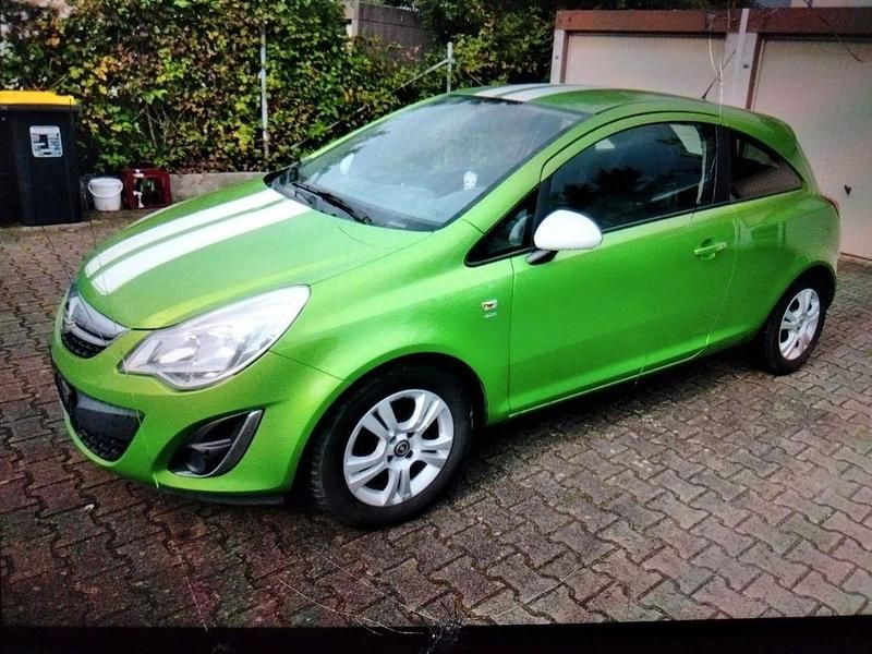 Grün Gebraucht 2011 Opel Corsa Color Edition Kleinwagen | 3.600 € (Fairer Preis) - Bild 1/4