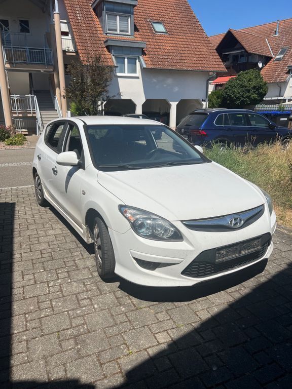 Weiß Gebraucht 2010 Hyundai i30 Classic Limousine | 1.300 € (Superpreis) - Bild 1/4
