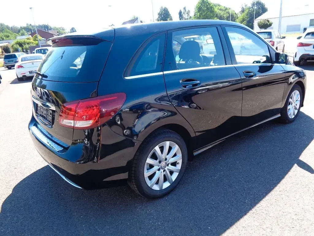 Gebraucht Mercedes B180 122 PS (89 kW) 2016 Schwarz Kleinwagen