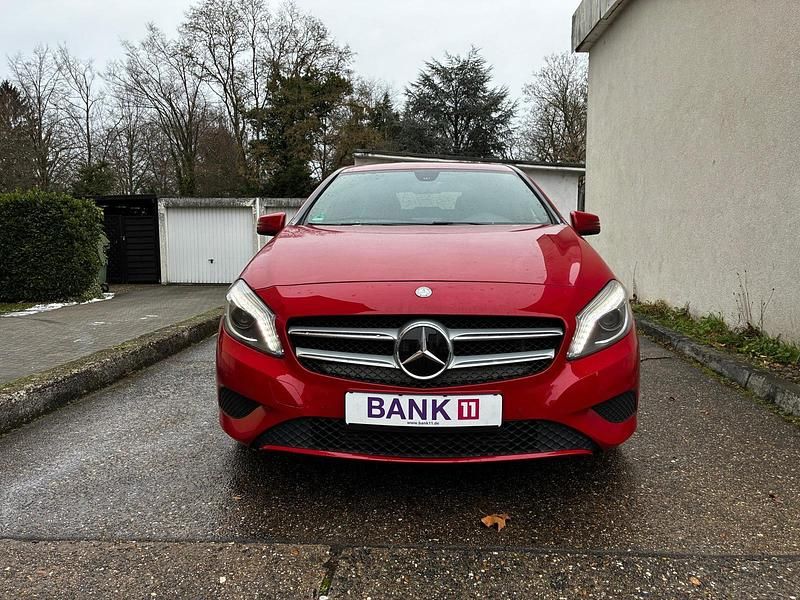 Gebraucht Mercedes A180 122 PS (89 kW) 2013 Rot Kleinwagen