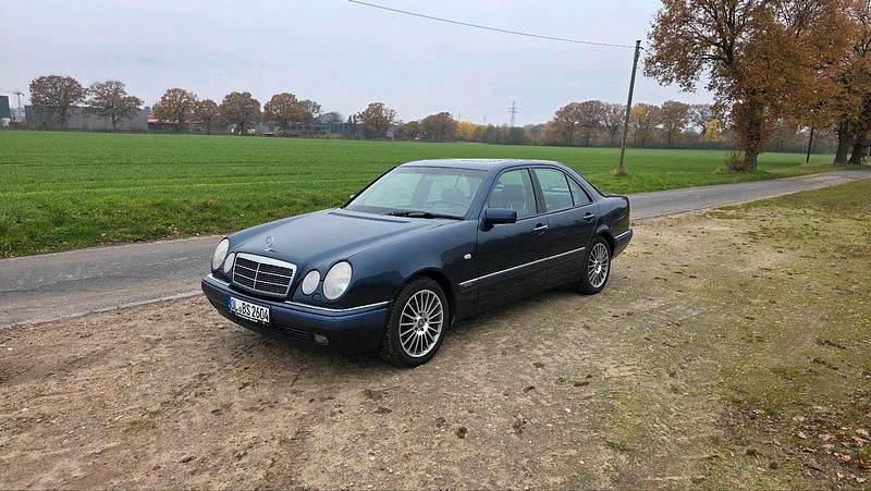 Blau Gebraucht 1997 Mercedes E200 Limousine | 2.100 € (Superpreis) - Bild 1/4