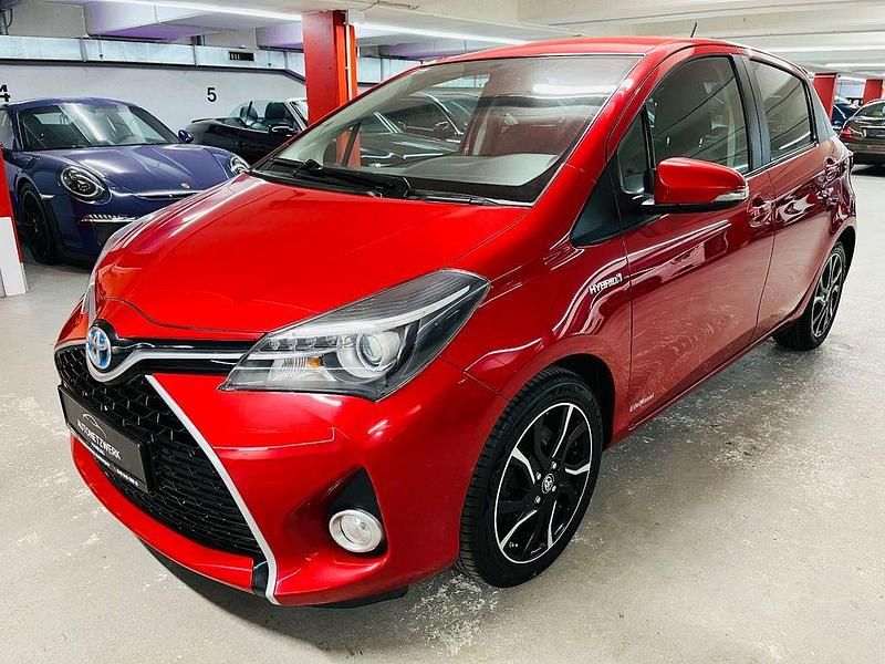 Rot Gebraucht 2016 Toyota Yaris Hybrid Lounge Limousine | 10.500 € (Fairer Preis) - Bild 1/4