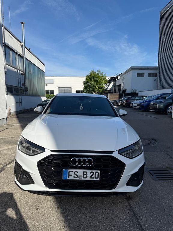 Weiß Gebraucht 2021 Audi A4 Ambiente Limousine | 21.700 € (Guter Preis) - Bild 1/4