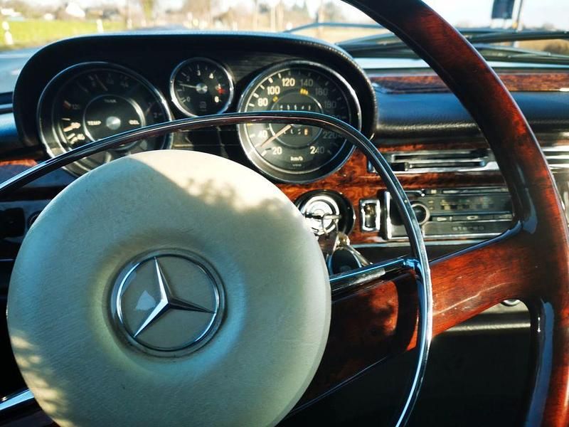Gebraucht Mercedes 300 250 PS (183 kW) 1972 Weiß Limousine