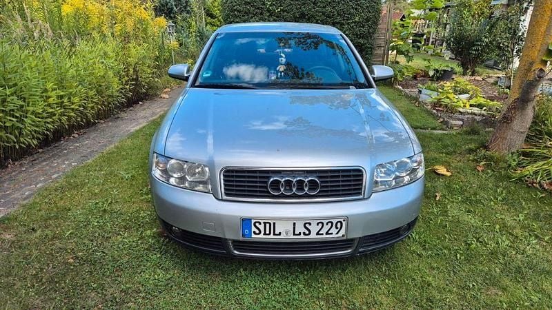Silber Gebraucht 2002 Audi A4 Limousine | 900 € (Superpreis) - Bild 1/4