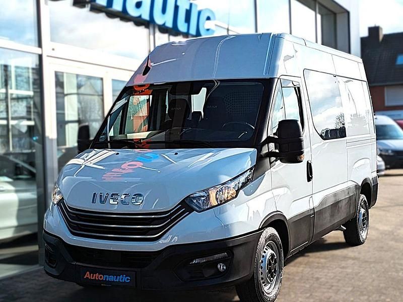 Gebraucht Iveco Daily 136 PS (100 kW) 2023 Weiß Van / Kleinbus
