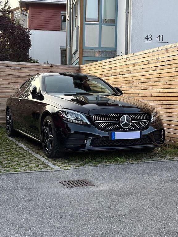 Schwarz Gebraucht 2020 Mercedes C200 AMG line Coupé | 27.500 € (Fairer Preis) - Bild 1/4