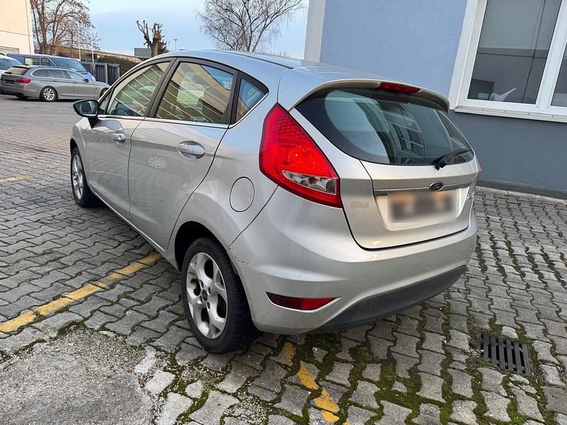 Gebraucht Ford Fiesta 81 PS (59 kW) 2011 Silber Kleinwagen