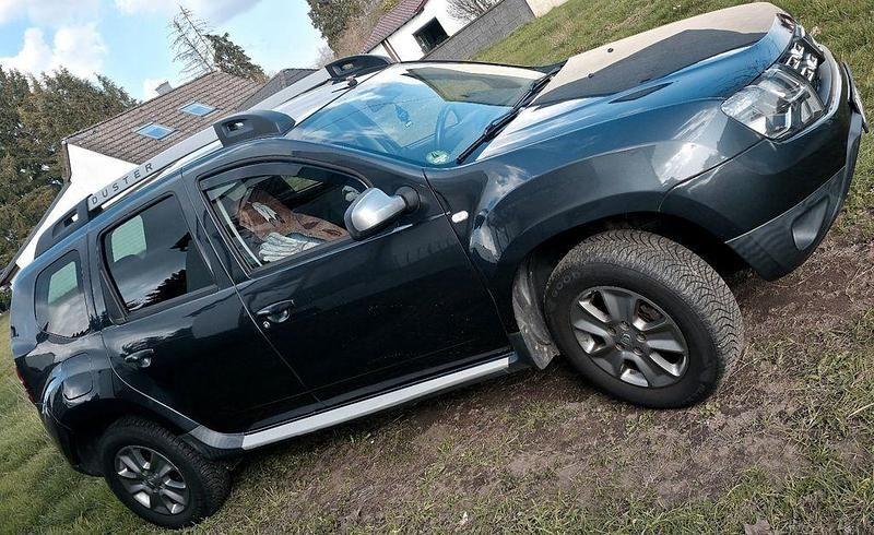 Gebraucht Dacia Duster Celebration 109 PS (80 kW) 2015 Grau SUV