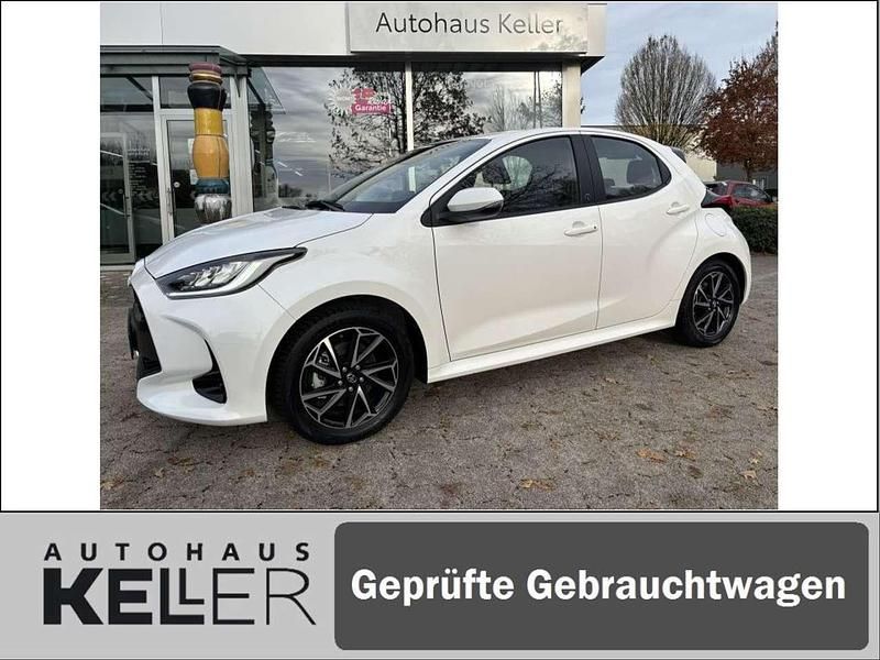 Schneeweiß Gebraucht 2023 Toyota Yaris Hybrid Team Kleinwagen | 20.960 € (Fairer Preis) - Bild 1/4