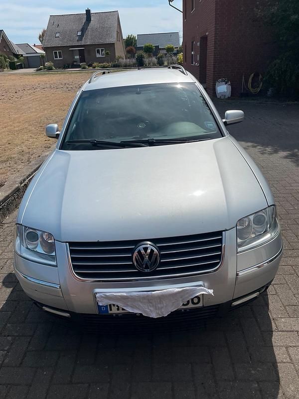 Silber Gebraucht 2002 VW Passat Kombi | 2.800 € - Bild 1/4