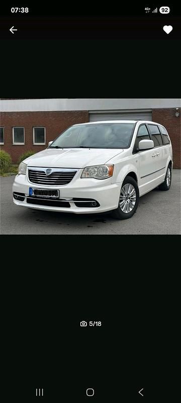 Weiß Gebraucht 2012 Lancia Voyager Van / Kleinbus | 9.350 € - Bild 1/4