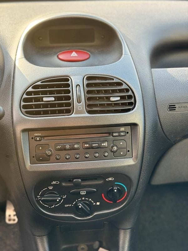 Gebraucht Peugeot 206 CC 109 PS (80 kW) 2003 Silber Cabrio