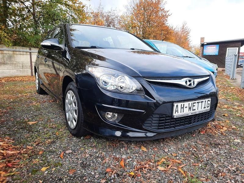Schwarz Gebraucht 2011 Hyundai i30 Edition Limousine | 4.999 € (Etwas zu teuer) - Bild 1/4