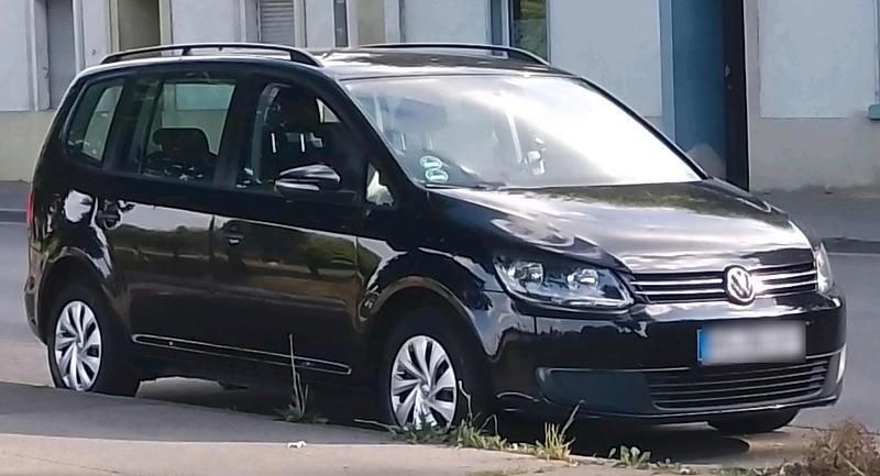 Schwarz Gebraucht 2011 VW Touran Van / Kleinbus | 7.950 € (Teuer) - Bild 1/4