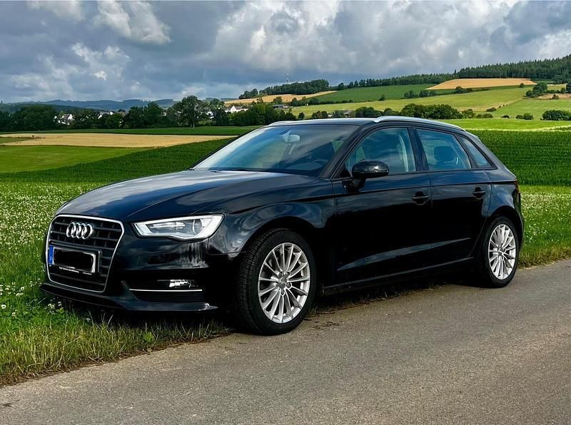 Schwarz Gebraucht 2013 Audi A3 Sportback Ambition Kombi | 9.599 € (Superpreis) - Bild 1/4