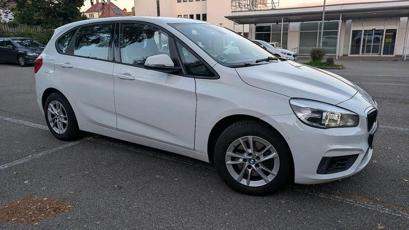 Weiß Gebraucht 2016 BMW 220 Active Tourer Van / Kleinbus | 10.800 € (Guter Preis) - Bild 1/4