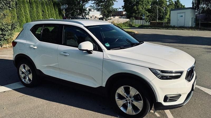 Weiß Gebraucht 2020 Volvo XC40 Momentum SUV | 26.500 € (Superpreis) - Bild 1/4