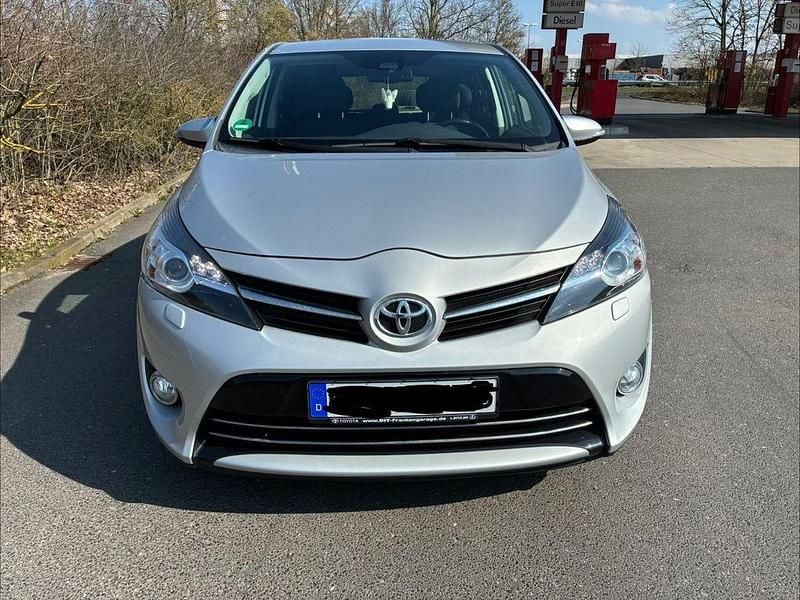 Gebraucht Toyota Verso Edition-S 147 PS (108 kW) 2017 Silber Van / Kleinbus