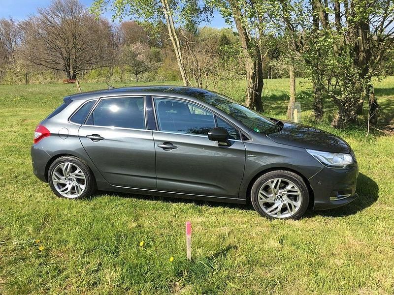 Grau Gebraucht 2011 Citroën C4 Exclusive Limousine | 4.100 € - Bild 1/4