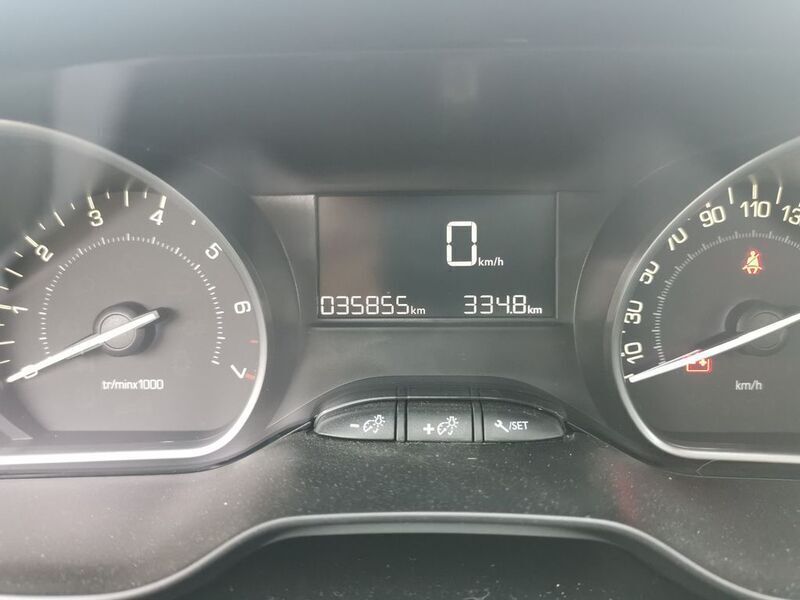 Rot Gebraucht 2019 Peugeot 208 Signature Sky Kleinwagen | 10.600 € (Guter Preis) - Bild 1/4